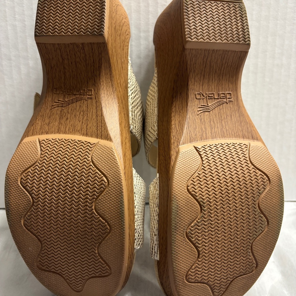 Dansko Sophie Size 40 Cream Leather Straps Buckle Comfort Wedge Sandals Summer - Picture 6 of 11